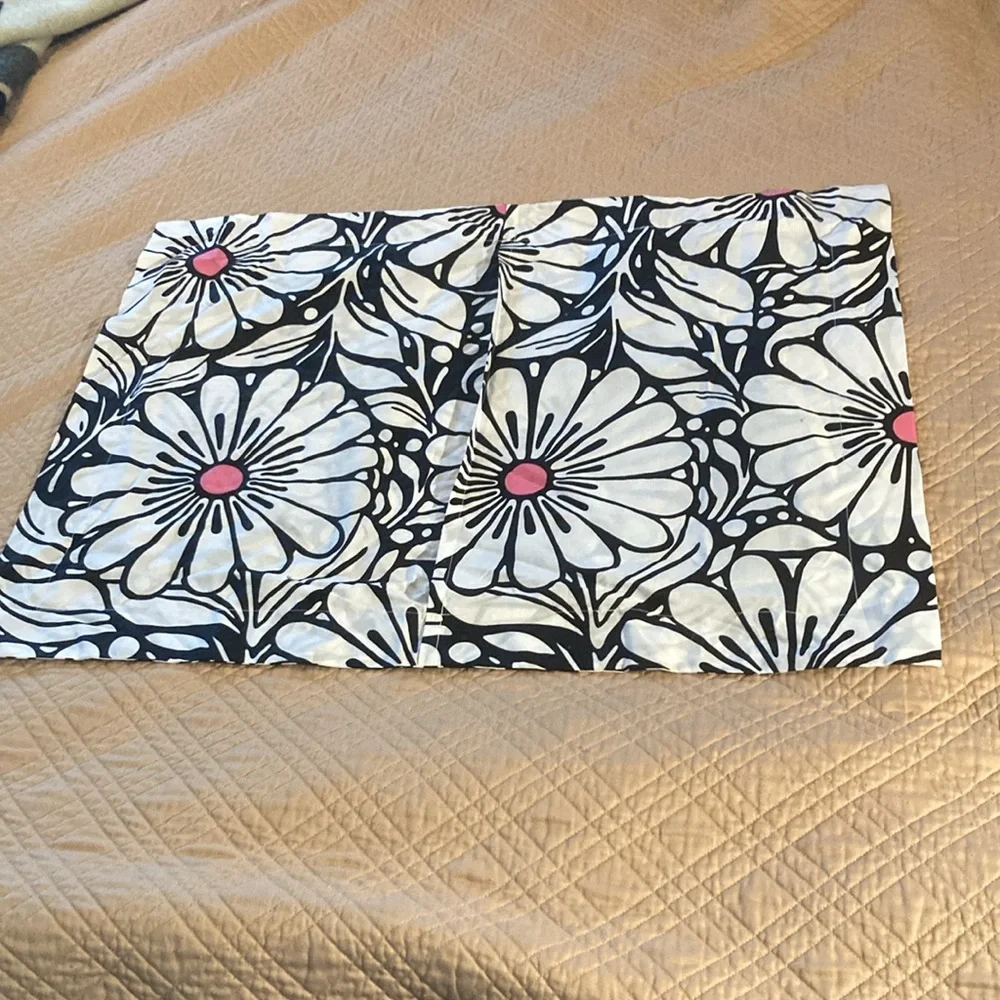 POTTERY BARN Teen Pillow Case Floral  Envelope Fold Over Closure Standard